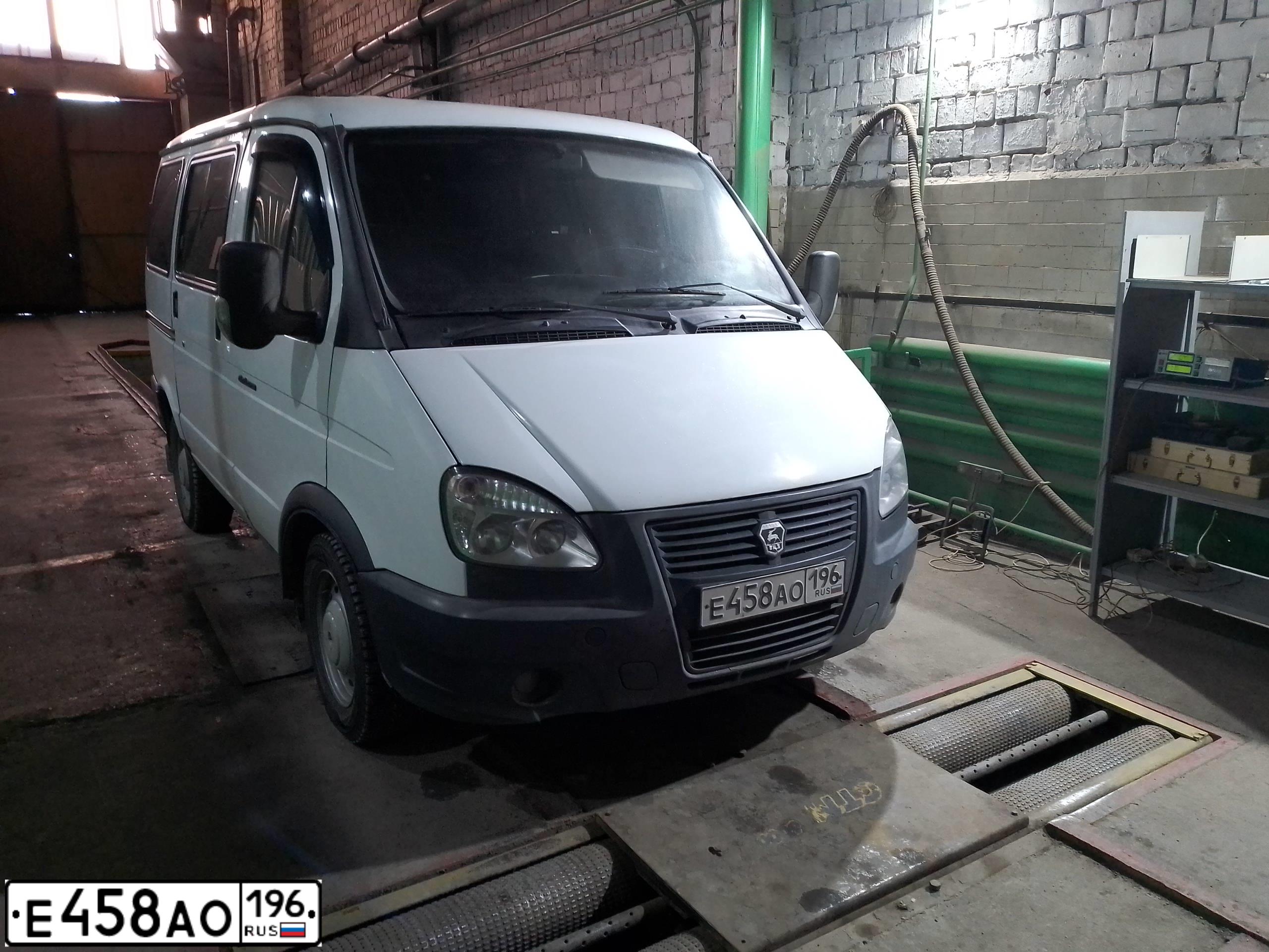 Фото автомобиля GAZ 2217 SOBOL, 2015 — госномер Е442АХ774. Цвет: Белый