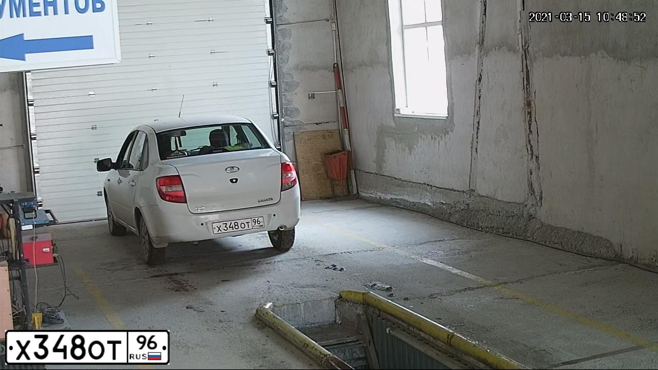 Фото автомобиля LADA 2190 GRANTA, 2013 — госномер Х348ОТ96. Цвет: БЕЛЫЙ