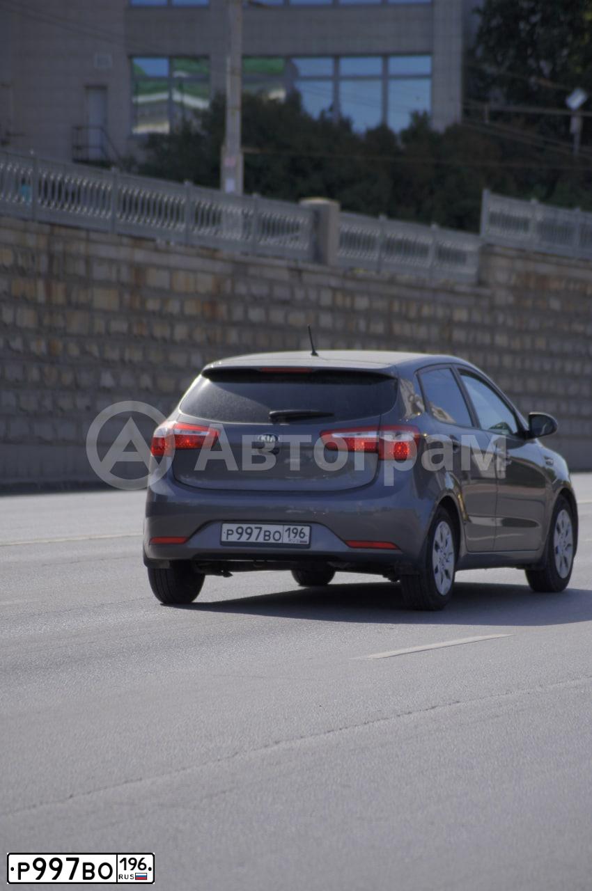Фото автомобиля KIA RIO, 2013 — госномер Р997ВО196. Цвет: СЕРЫЙ