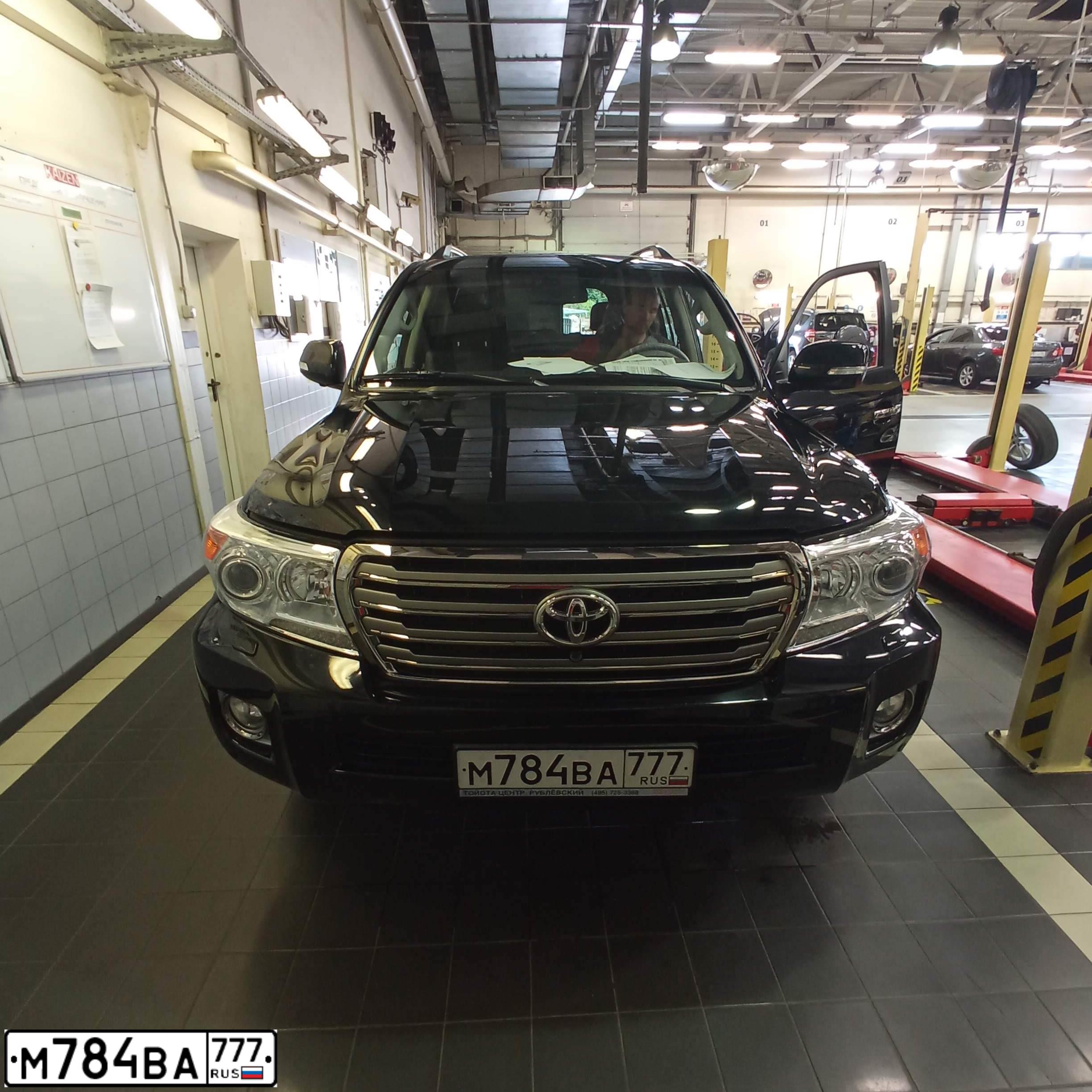 Фото автомобиля TOYOTA LANDCRUISER 200, 2014 — госномер М784ВА777. Цвет: ЧЕРНЫЙ