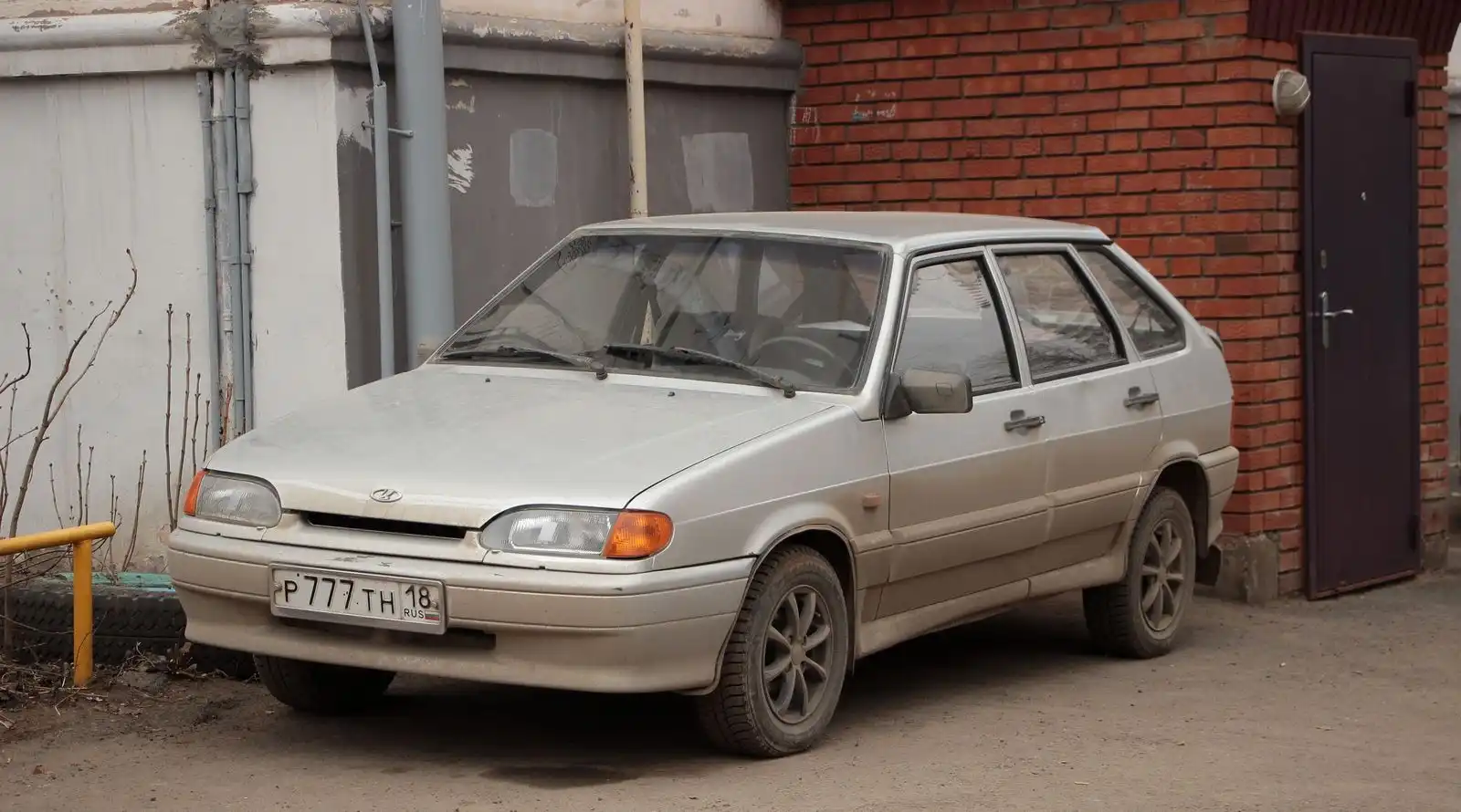 Фото автомобиля LADA 2114 SAMARA, 2007 — госномер Р668ЕР18. Цвет: СРЕД СЕР-ЗЕЛЕН МЕТАЛ