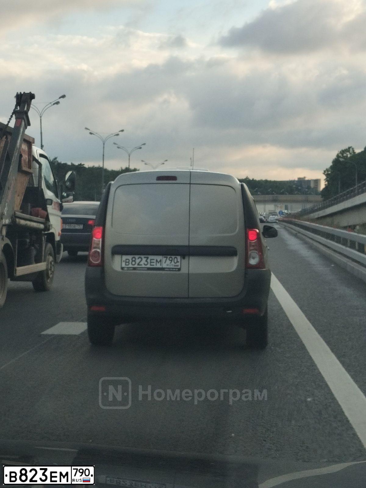 Фото автомобиля LADA LARGUS FURGON, 2020 — госномер В823ЕМ790. Цвет: СЕРЫЙ