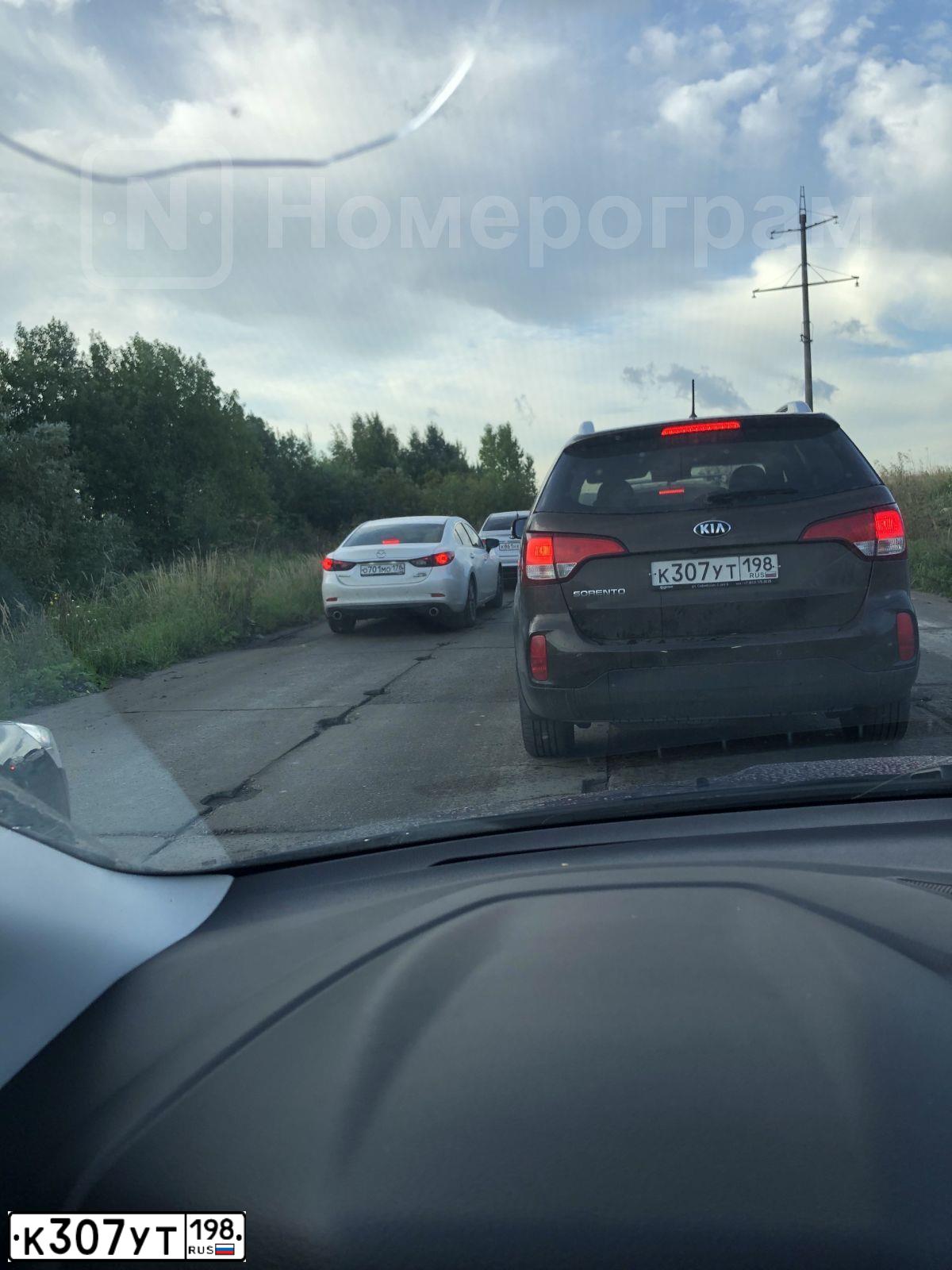 Фото автомобиля KIA SORENTO, 2014 — госномер К307УТ198. Цвет: Коричневый