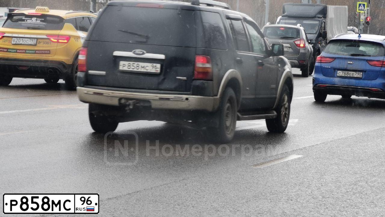 Фото автомобиля TOYOTA CAMRY, 2007 — госномер Р858МС96. Цвет: Красный