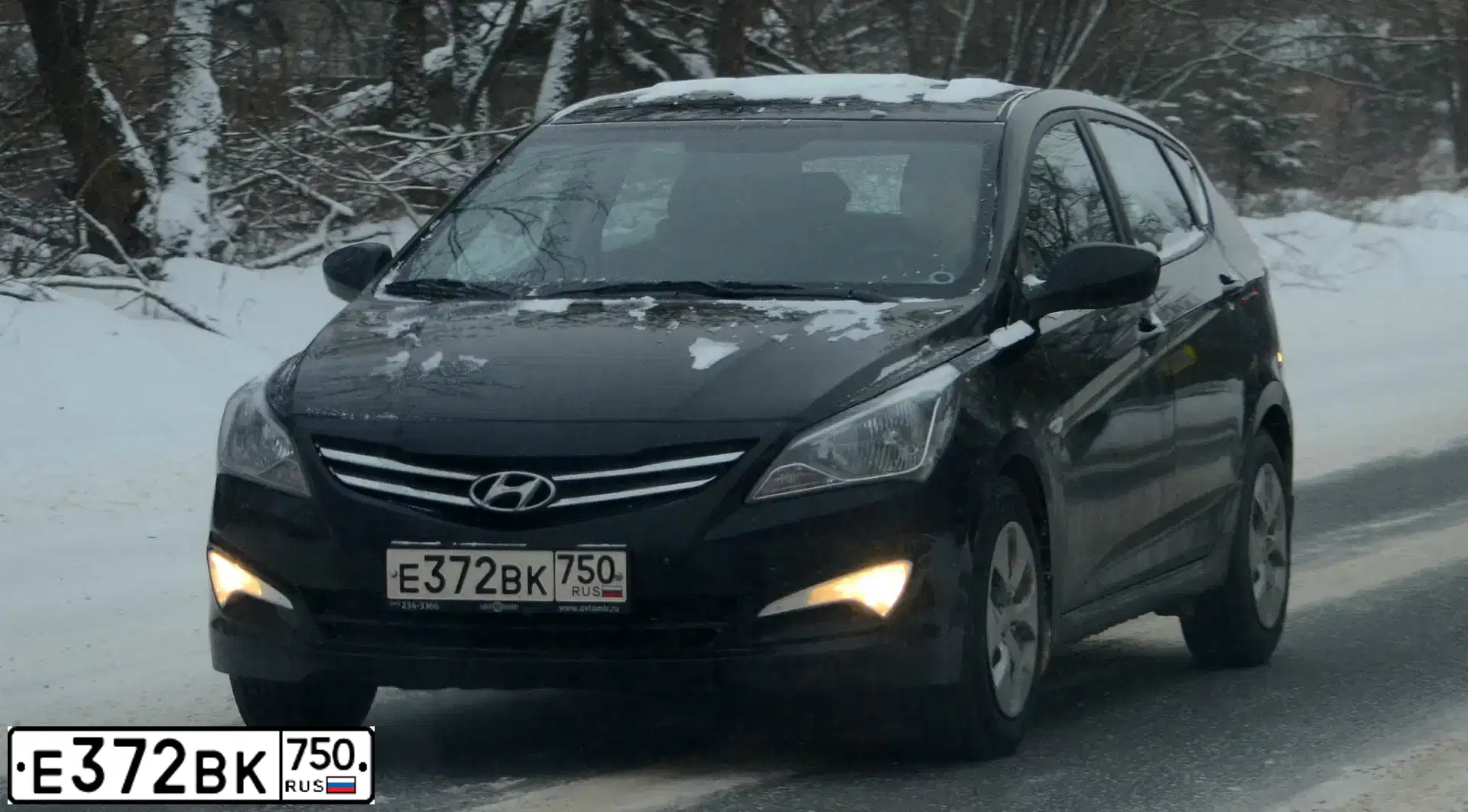Фото автомобиля HYUNDAI SOLARIS, 2015 — госномер Е372ВК750. Цвет: ЧЕРНЫЙ