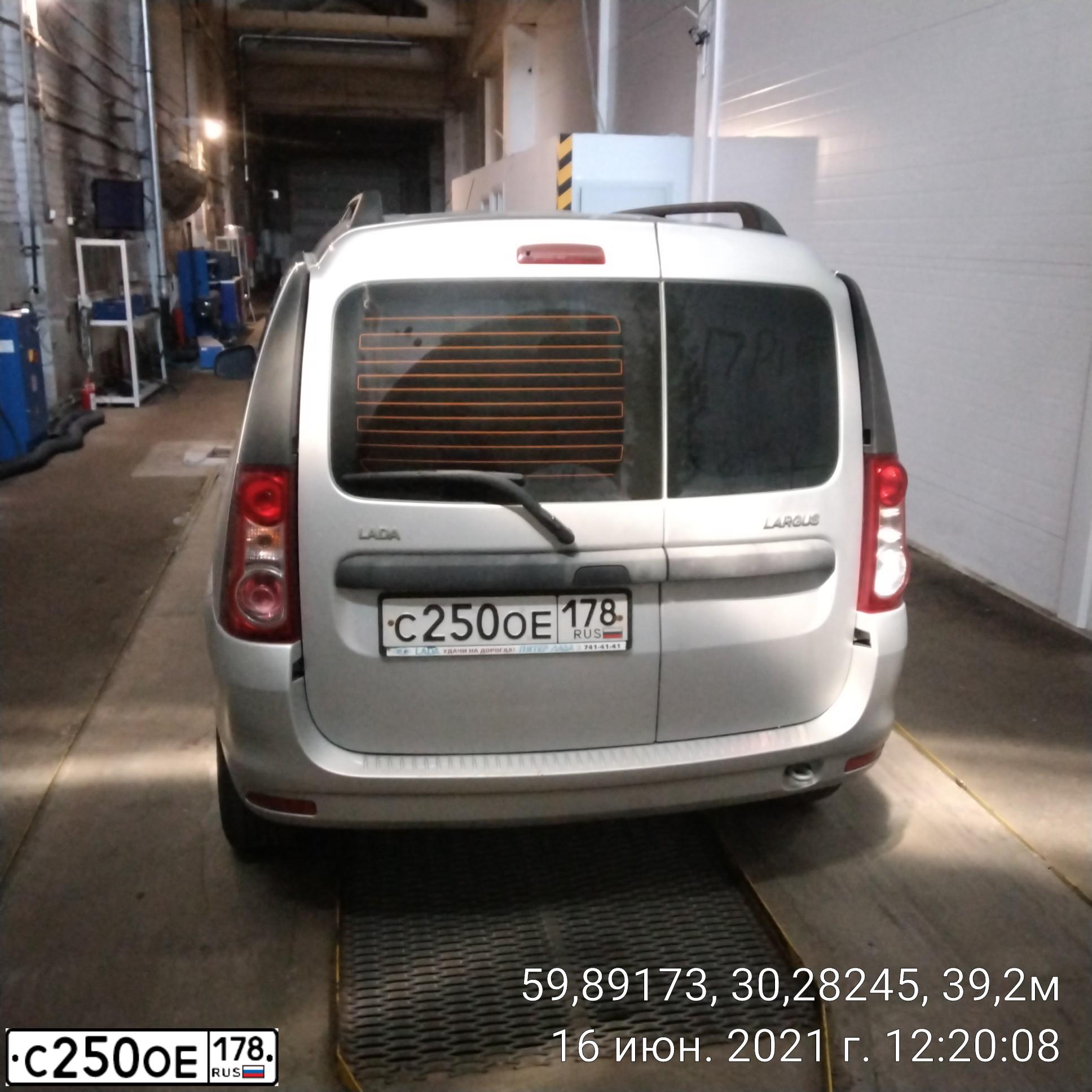 Фото автомобиля LADA LARGUS, 2015 — госномер С250ОЕ178. Цвет: СЕРЕБРИСТЫЙ