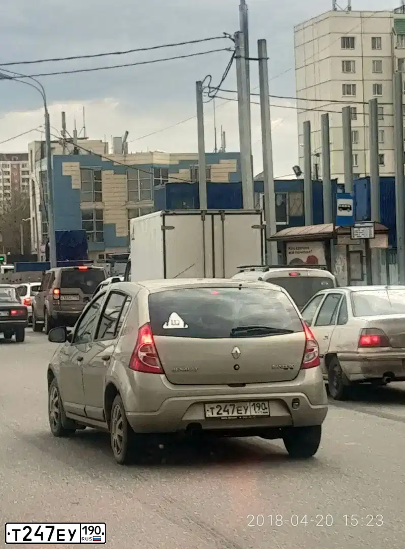 Фото автомобиля RENAULT SANDERO, 2010 — госномер Т247ЕУ190. Цвет: БЕЖЕВЫЙ