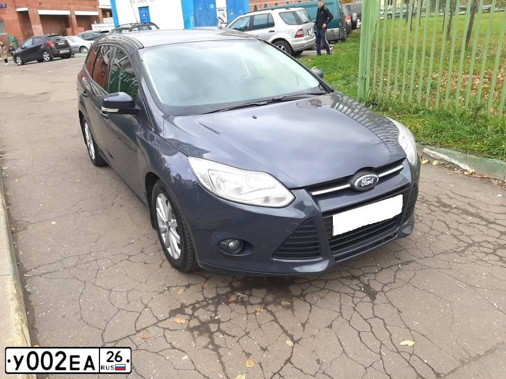 Фото автомобиля FORD FOCUS, 2014 — госномер У002ЕА26. Цвет: СЕРО-КОРИЧНЕВЫЙ