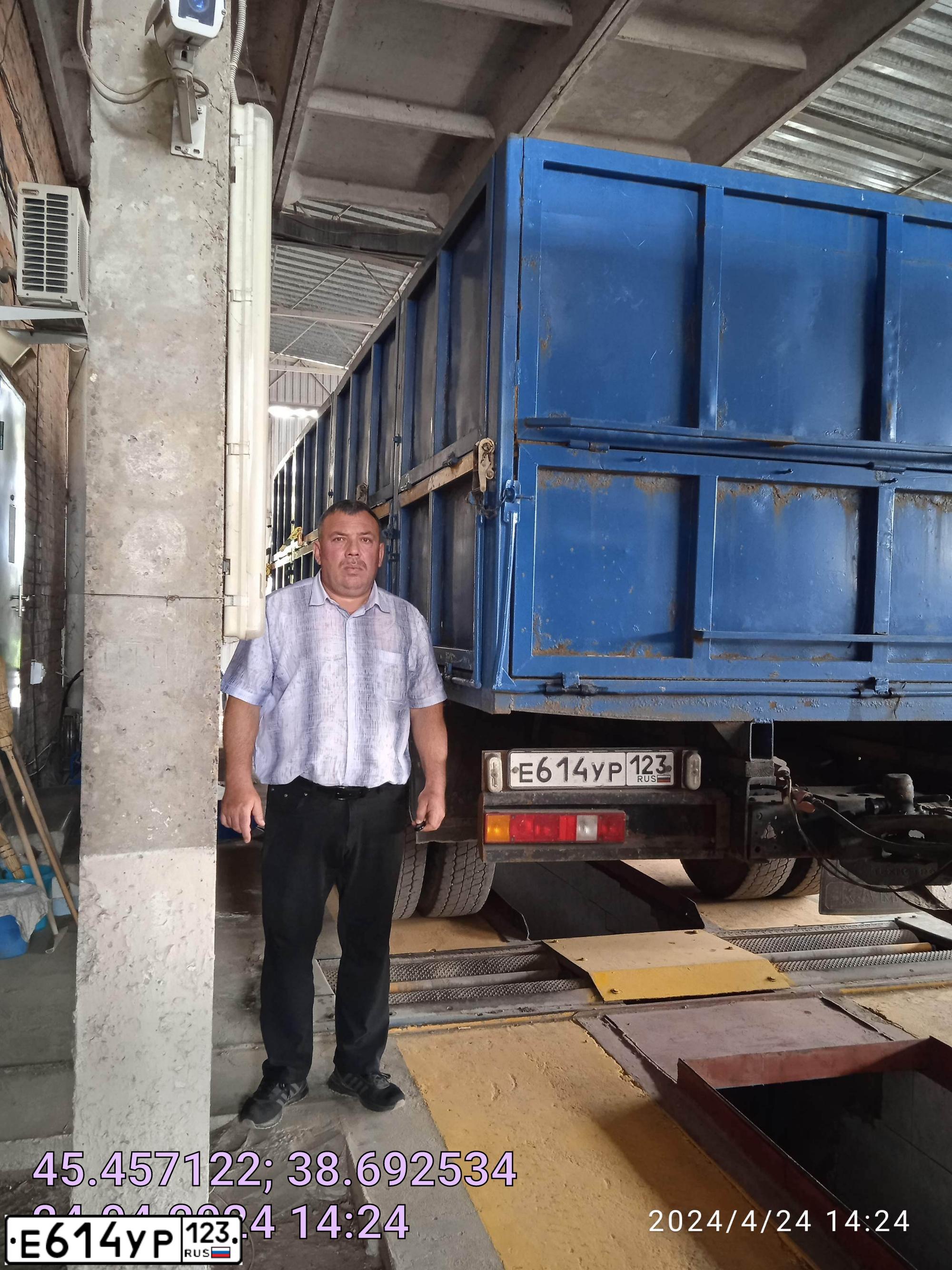 Фото автомобиля KAMAZ 65117 /6X4/, 2011 — госномер М876ТН161. Цвет: синий