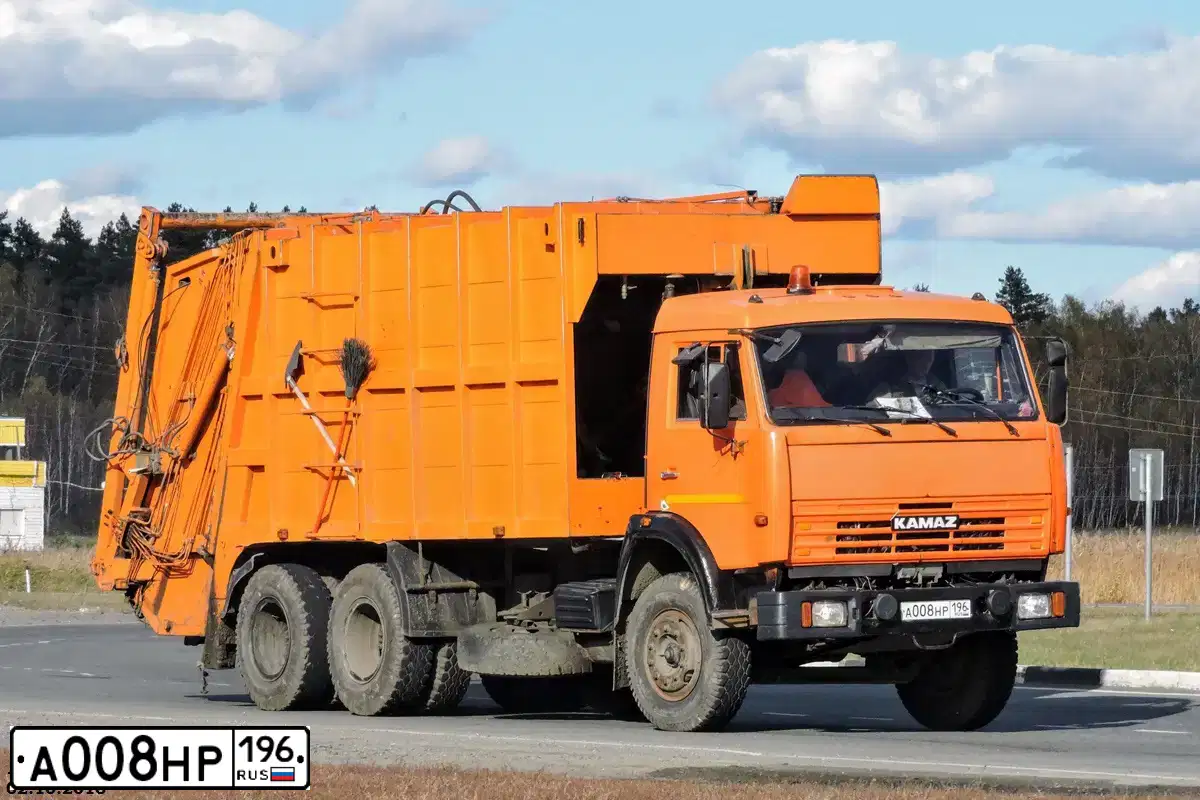 Фото автомобиля KAMAZ 65115 /6X4/, 2010 — госномер А008НР196. Цвет: ОРАНЖЕВЫЙ