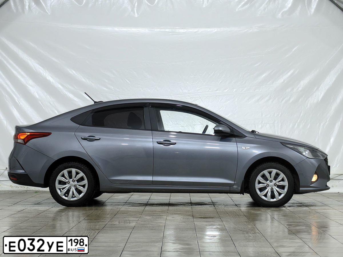 Фото автомобиля HYUNDAI SOLARIS, 2020 — госномер У104АЕ198. Цвет: СЕРЫЙ