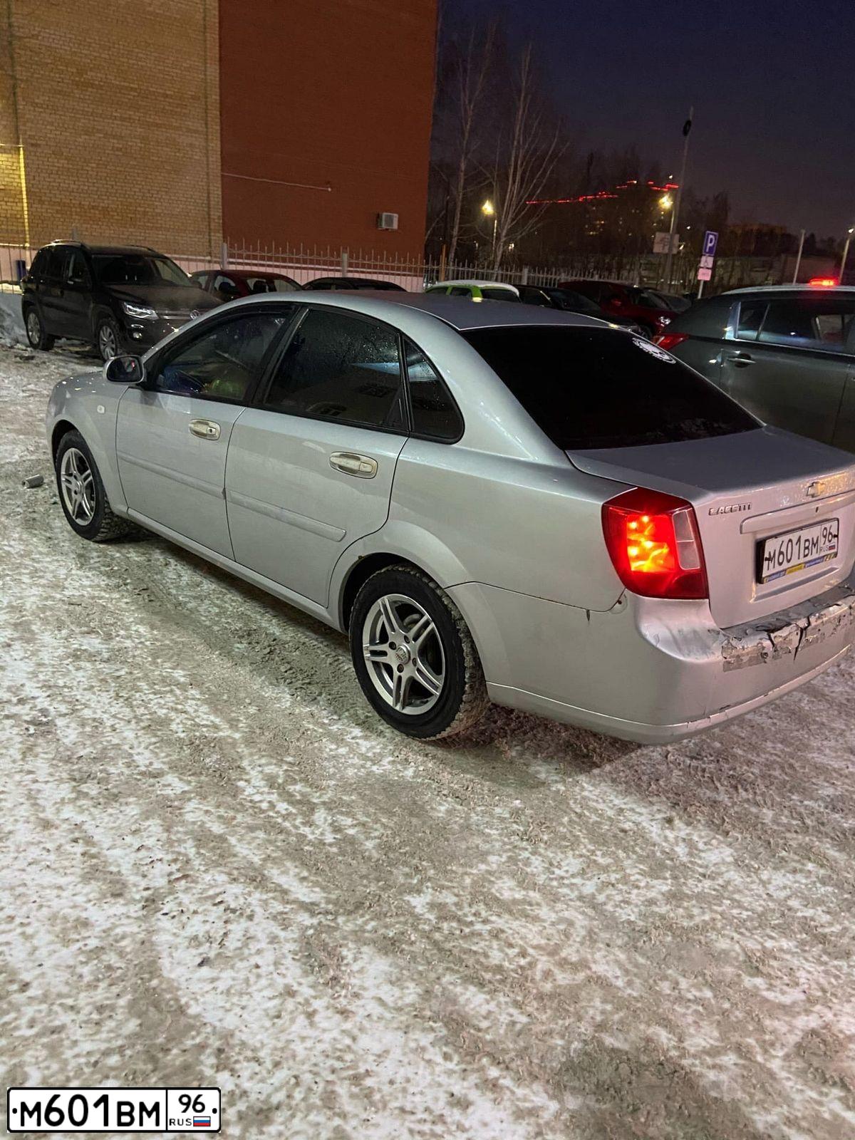 Фото автомобиля CHEVROLET LACETTI, 2008 — госномер М601ВМ96. Цвет: СЕРЕБРИСТЫЙ