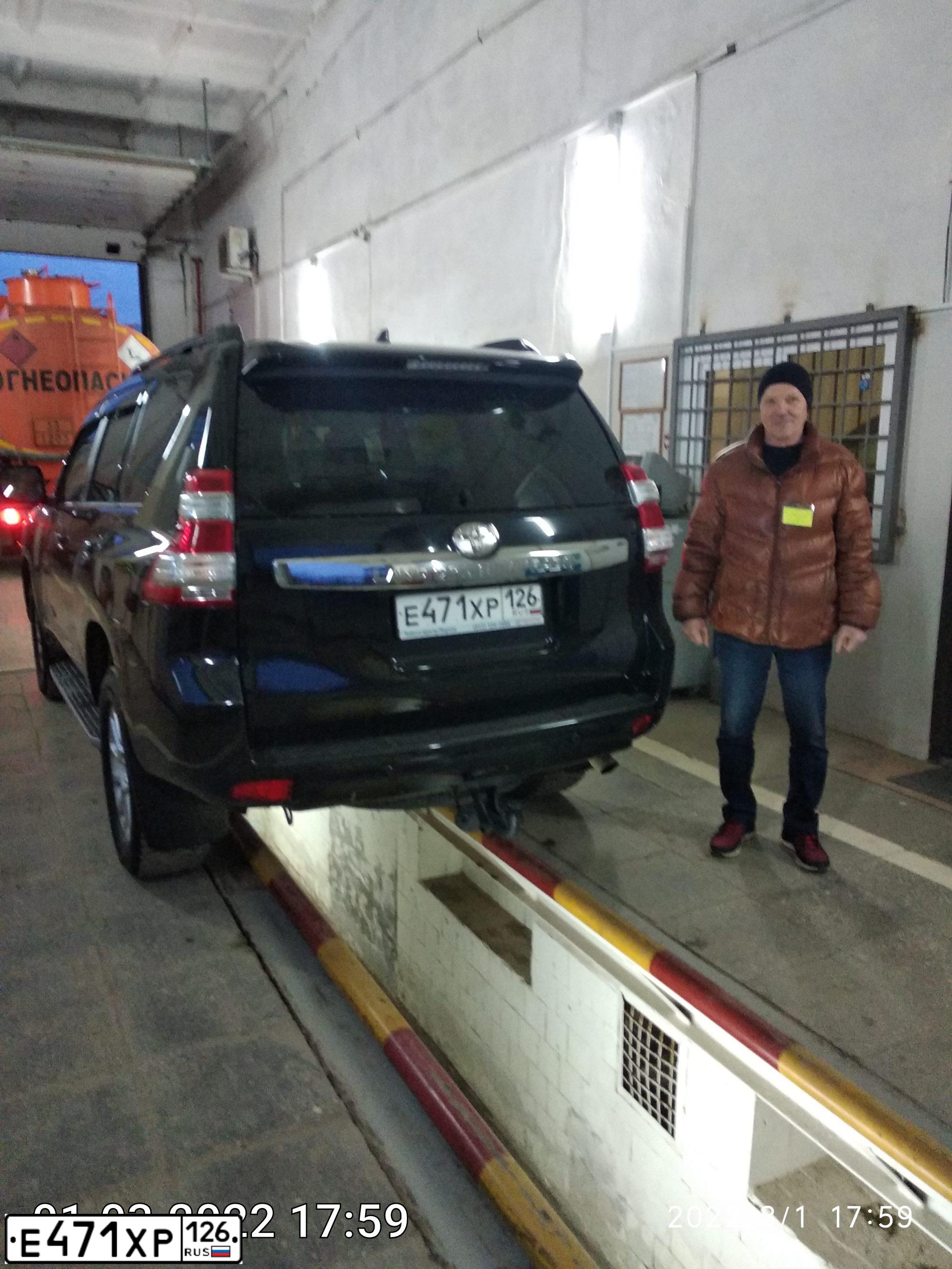 Фото автомобиля TOYOTA LANDCRUISER, 2017 — госномер Е471ХР126. Цвет: ЧЕРНЫЙ