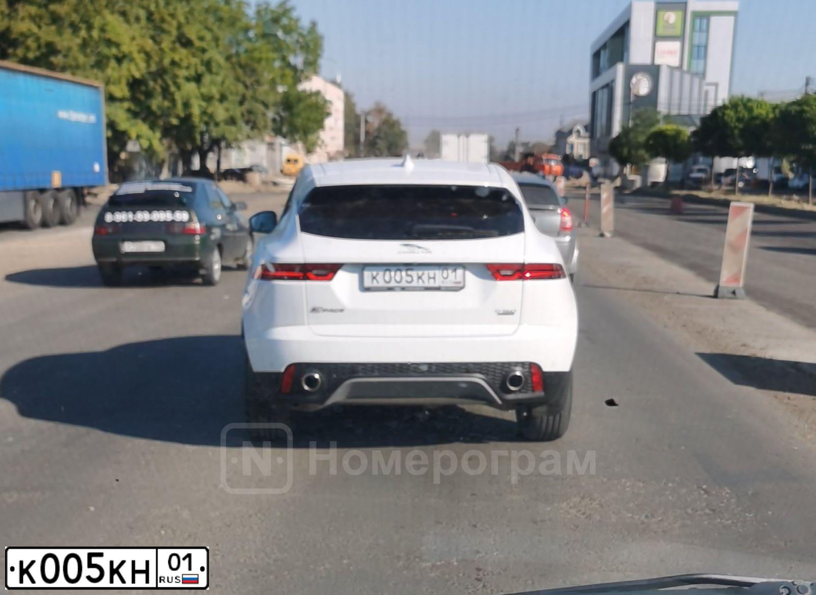 Фото автомобиля JAGUAR E-PACE, 2019 — госномер К005КН01. Цвет: БЕЛЫЙ