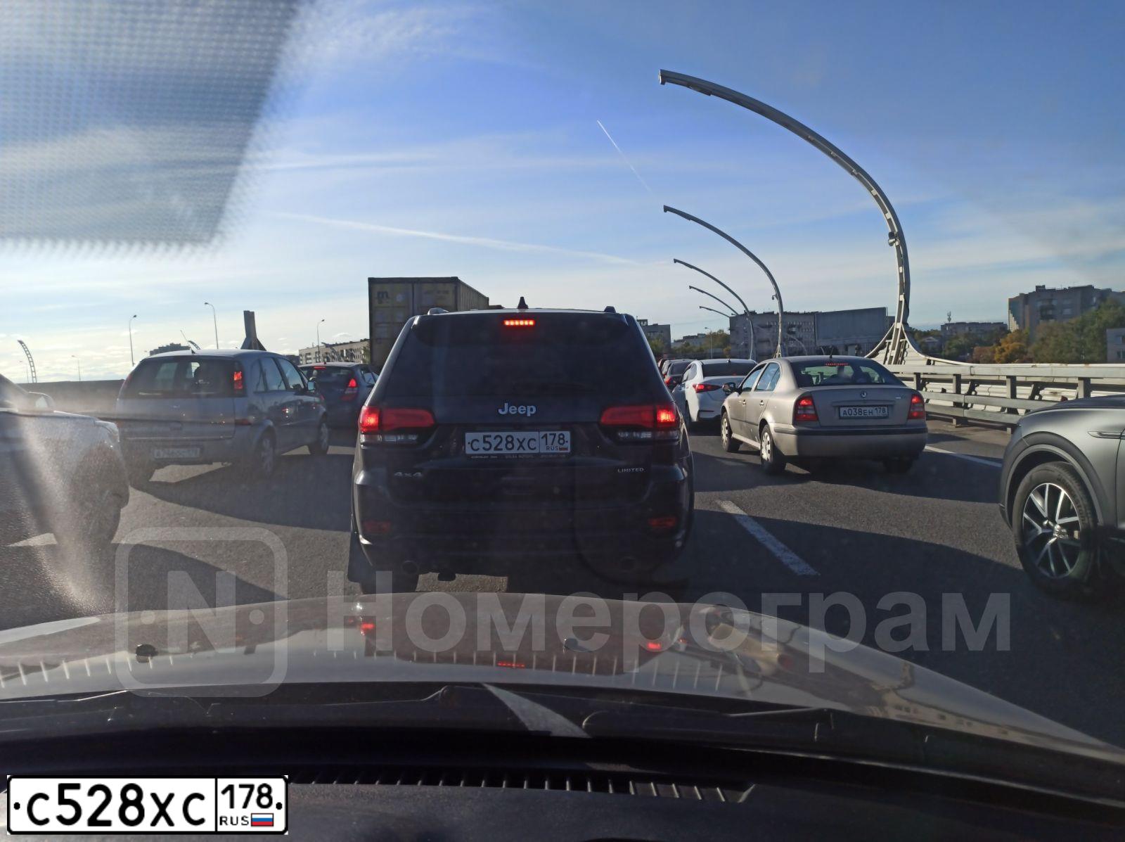 Фото автомобиля JEEP GRAND CHEROKEE, 2014 — госномер С528ХС178. Цвет: СЕРЫЙ