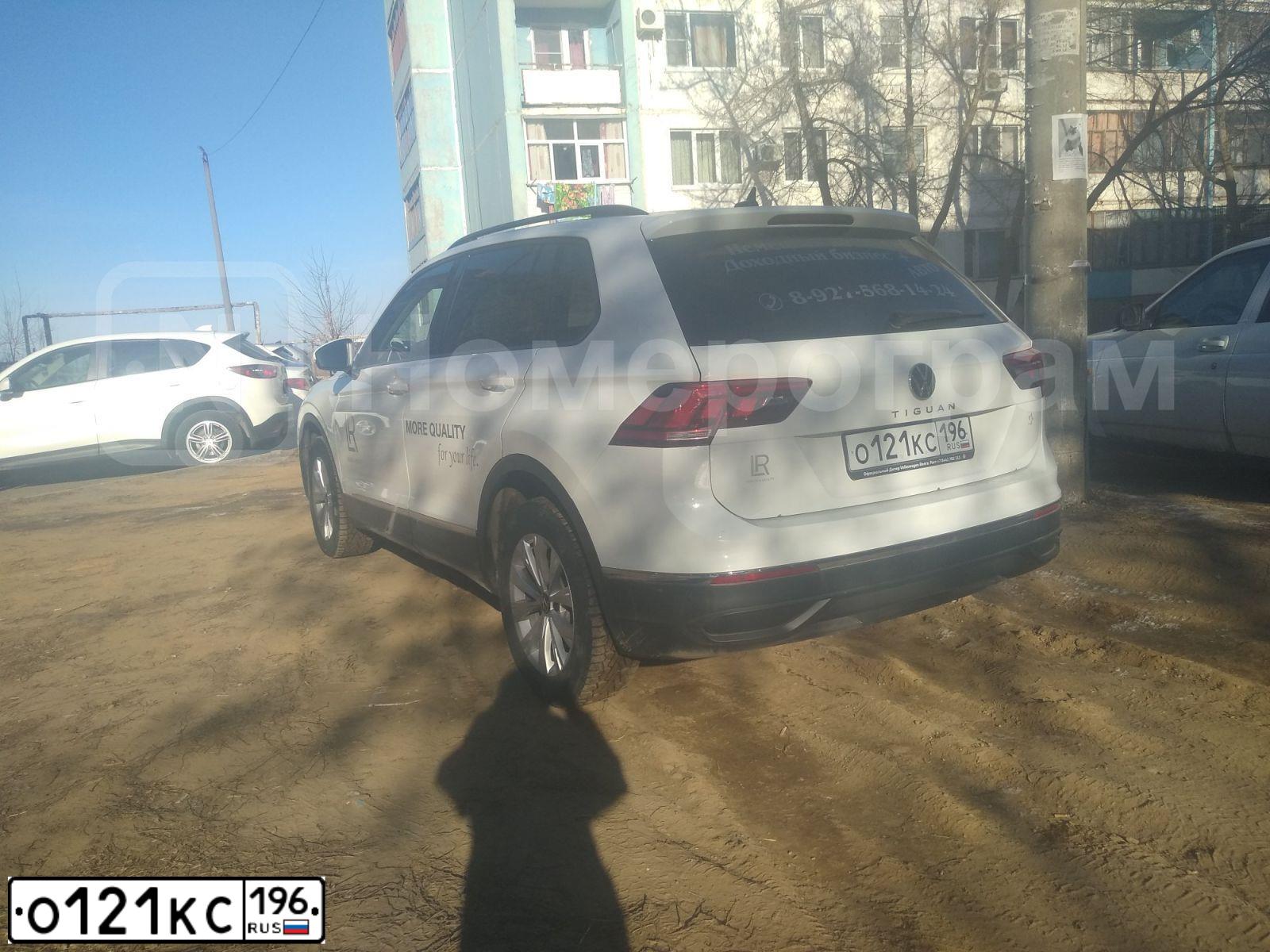 Фото автомобиля VOLKSWAGEN TIGUAN, 2021 — госномер Е641МА180. Цвет: Белый