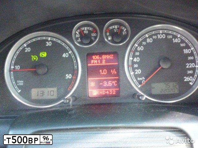 Фото автомобиля VOLKSWAGEN PASSAT, 2005 — госномер Т500ВР96. Цвет: СЕРЫЙ