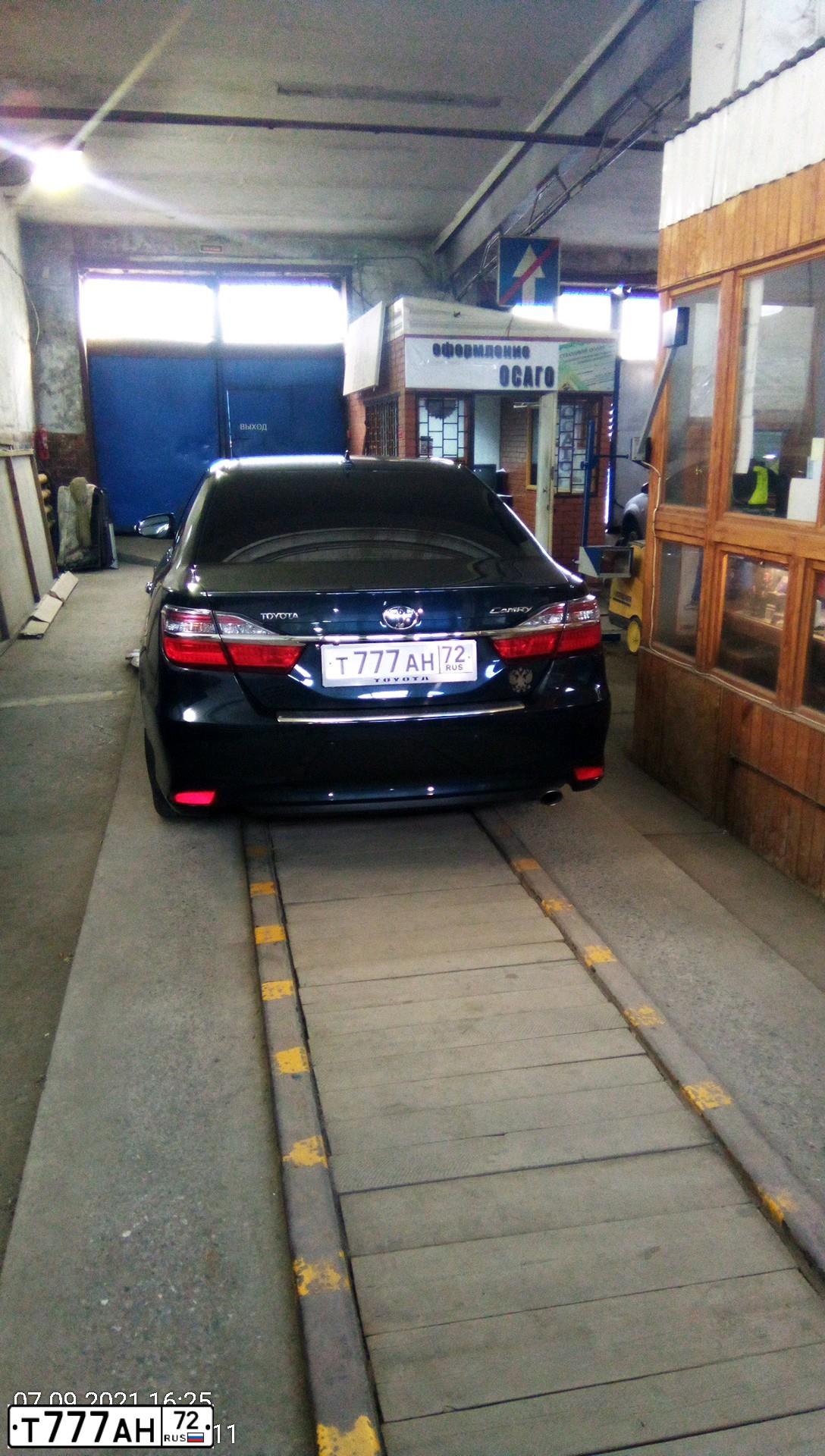 Фото автомобиля TOYOTA CAMRY, 2015 — госномер Т777АН72. Цвет: ТЕМНО-СЕРЫЙ МЕТАЛЛИК
