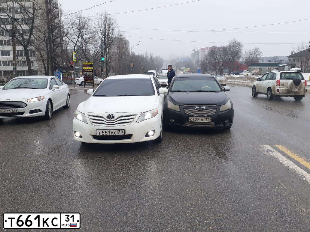 Фото автомобиля TOYOTA CAMRY, 2010 — госномер Р559МТ142. Цвет: Белый