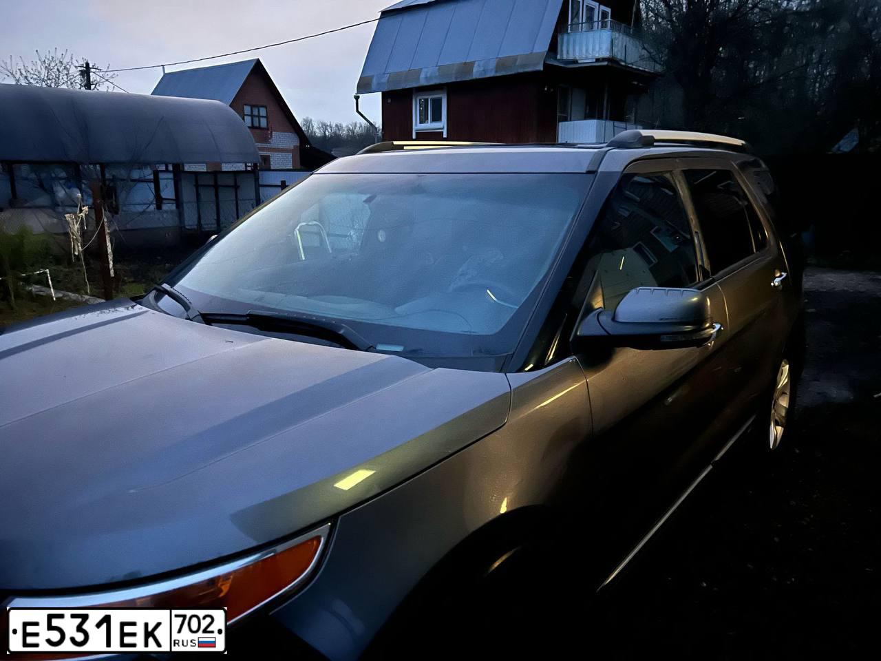 Фото автомобиля FORD EXPLORER, 2012 — госномер Е531ЕК702. Цвет: платиново-серый