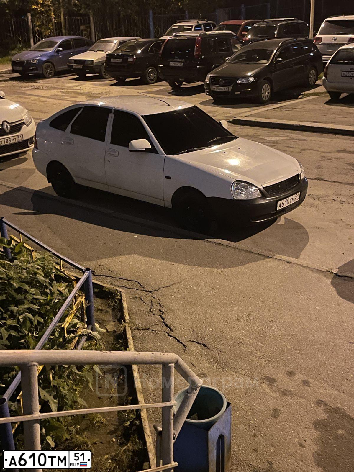 Фото автомобиля LADA 2172 PRIORA, 2012 — госномер Е608НУ51. Цвет: Белый