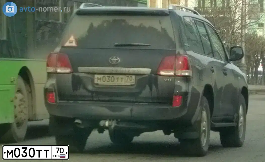 Фото автомобиля TOYOTA LANDCRUISER 200, 2011 — госномер М030ТТ70. Цвет: ЧЕРНЫЙ
