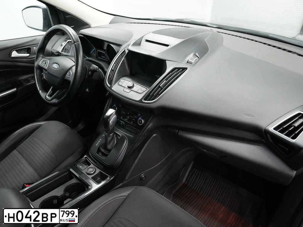 Фото автомобиля FORD KUGA, 2018 — госномер Н042ВР799. Цвет: Серый