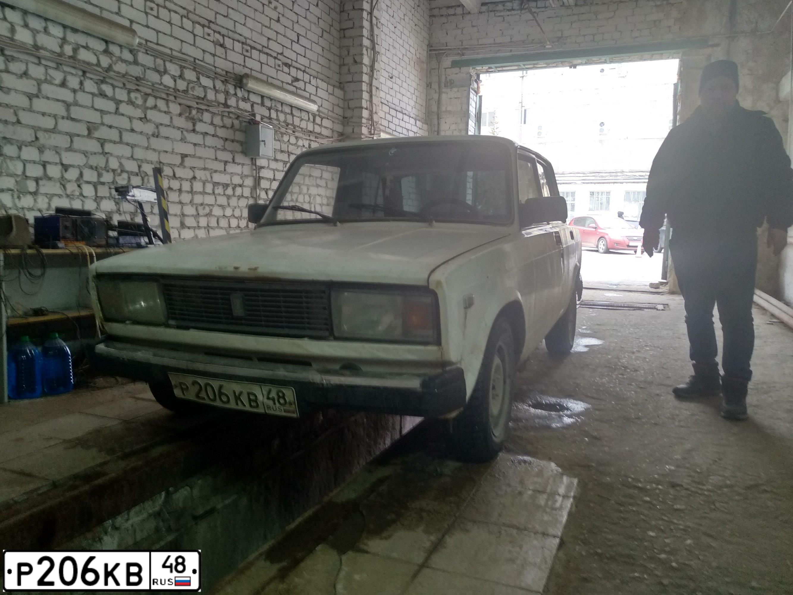 Фото автомобиля LADA 2105 LADA, 1998 — госномер Р206КВ48. Цвет: БЕЛЫЙ ЖЕЛТЫЙ