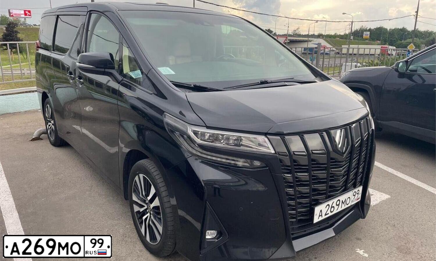 Фото автомобиля LADA 2105, 2000 — госномер А525МА799. Цвет: БЕЛЫЙ