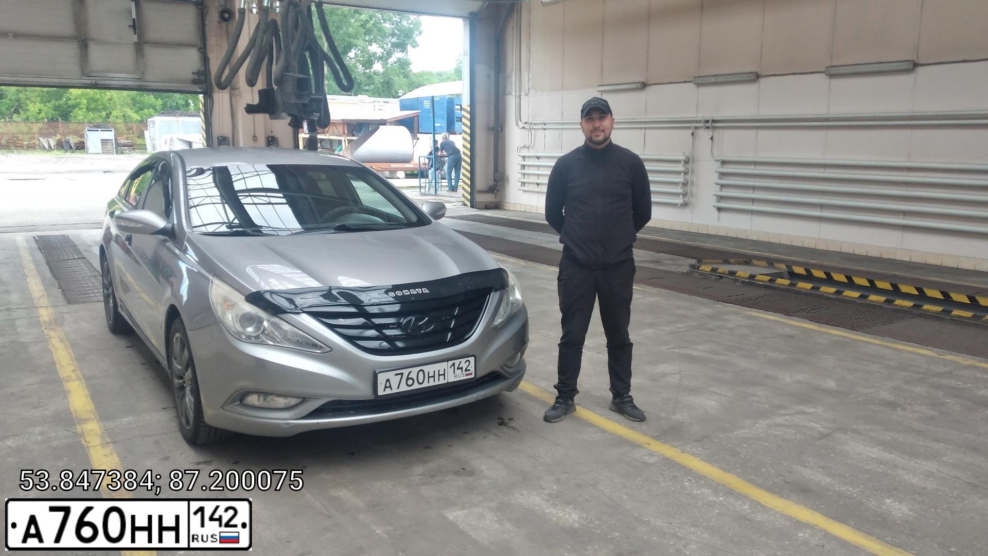 Фото автомобиля HYUNDAI SONATA, 2010 — госномер А002АА24. Цвет: СЕРЫЙ