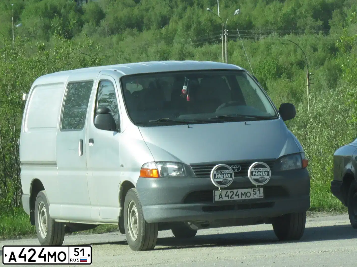 Фото автомобиля TOYOTA HIACE, 2002 — госномер А424МО51. Цвет: серебристый