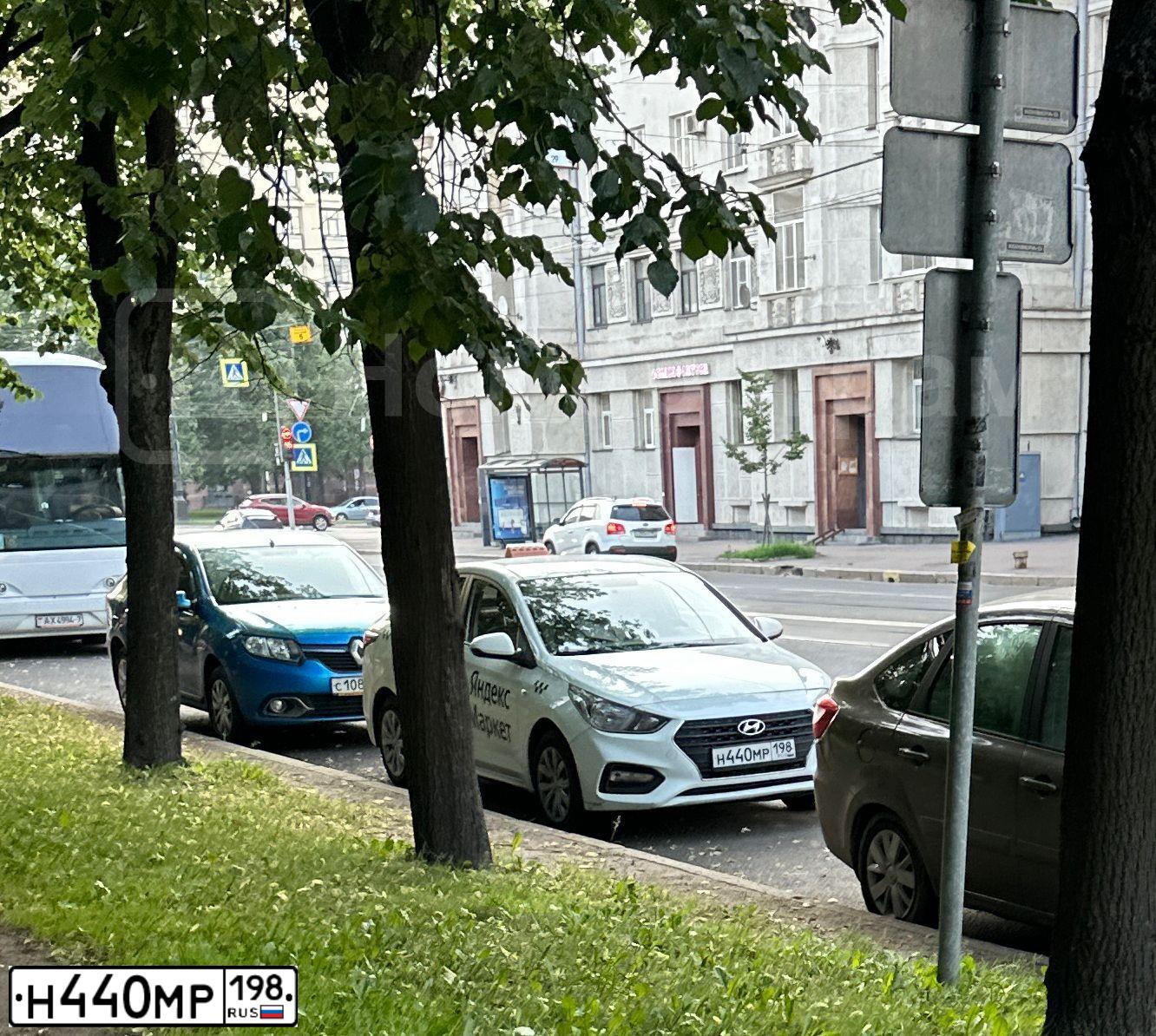 Фото автомобиля HYUNDAI SOLARIS, 2020 — госномер Н440МР198. Цвет: Белый