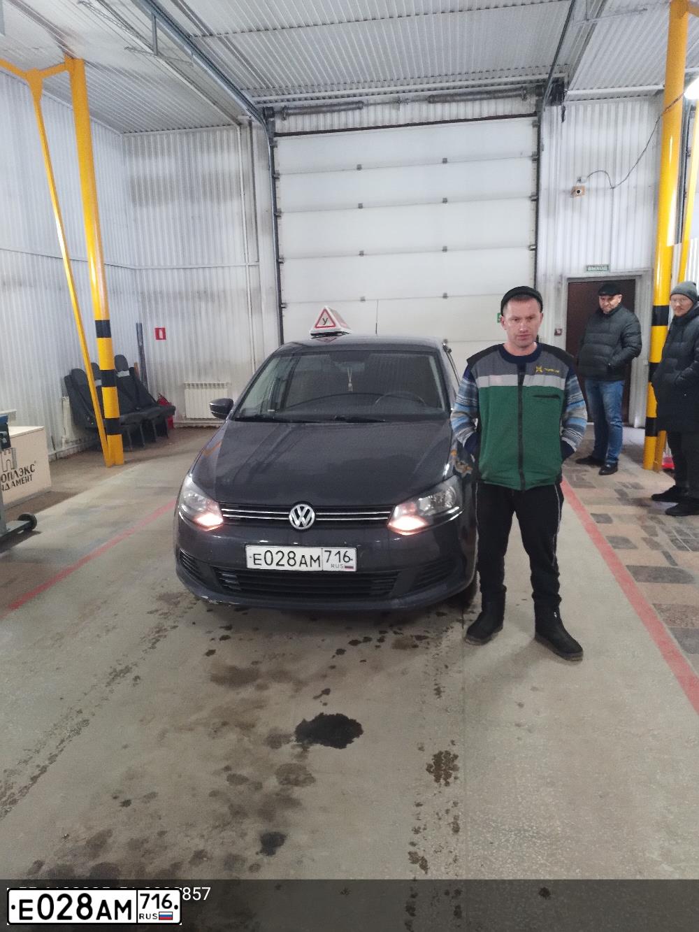 Фото автомобиля VOLKSWAGEN POLO, 2012 — госномер Е028АМ716. Цвет: СЕРЫЙ