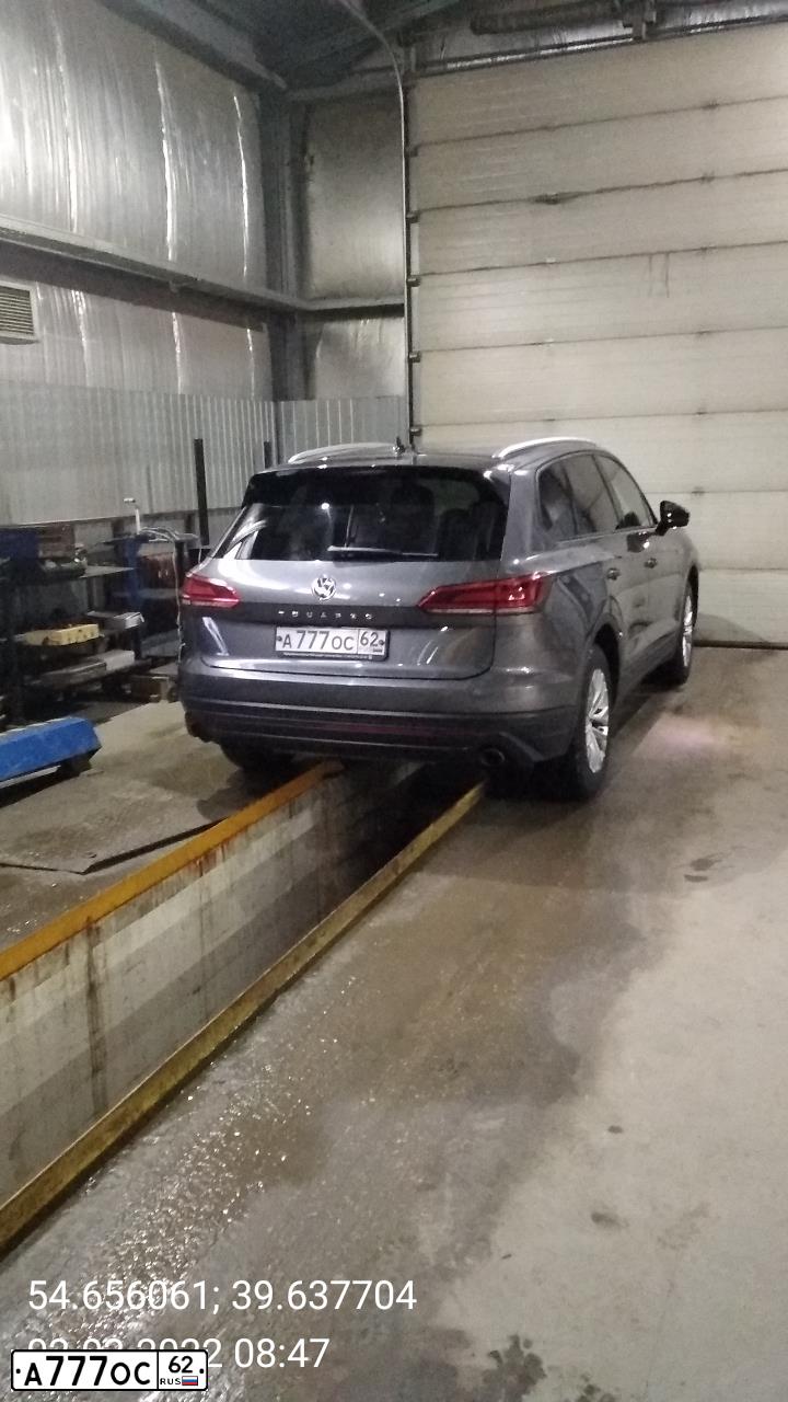 Фото автомобиля VOLKSWAGEN TOUAREG, 2010 — госномер А777ОС62. Цвет: Белый