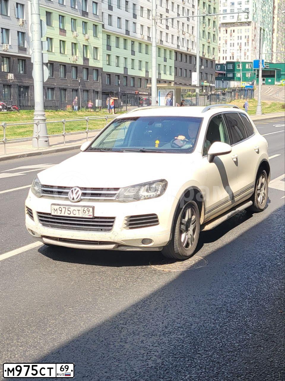 Фото автомобиля VOLKSWAGEN TOUAREG, 2011 — госномер М975СТ69. Цвет: Белый