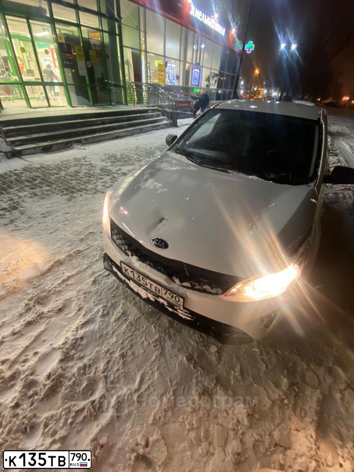Фото автомобиля KIA RIO, 2020 — госномер К135ТВ790. Цвет: Белый
