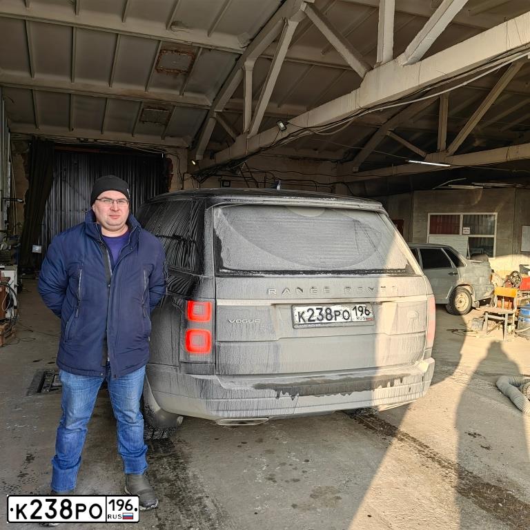 Фото автомобиля LAND ROVER RANGE ROVER, 2018 — госномер О121РР196. Цвет: ЧЕРНЫЙ