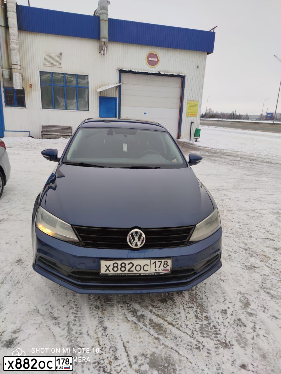 Фото автомобиля VOLKSWAGEN JETTA, 2017 — госномер Н572РТ18. Цвет: Темно-синий