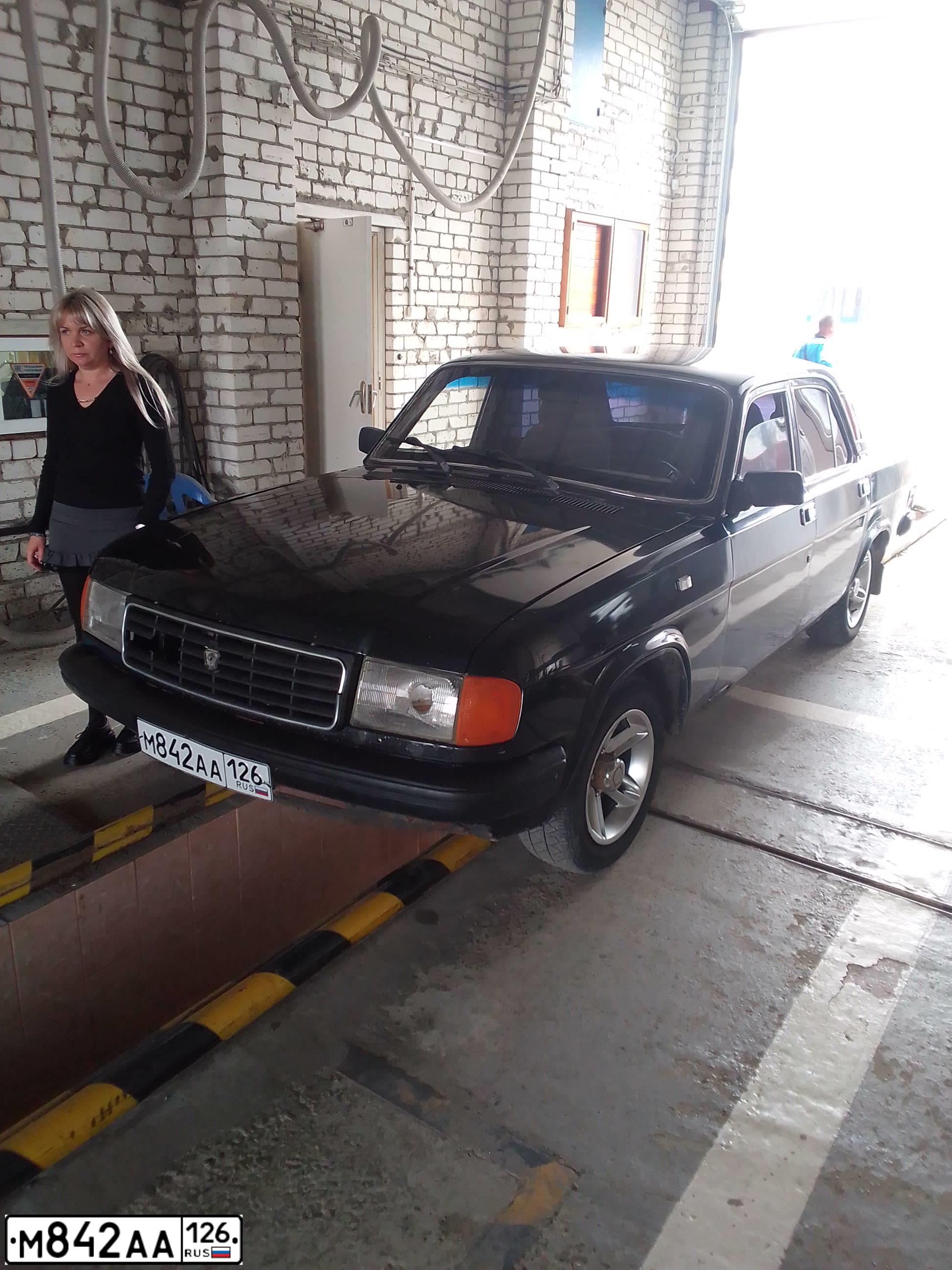 Фото автомобиля GAZ 3102 WOLGA, 1996 — госномер М842АА126. Цвет: ЧЕРНЫЙ
