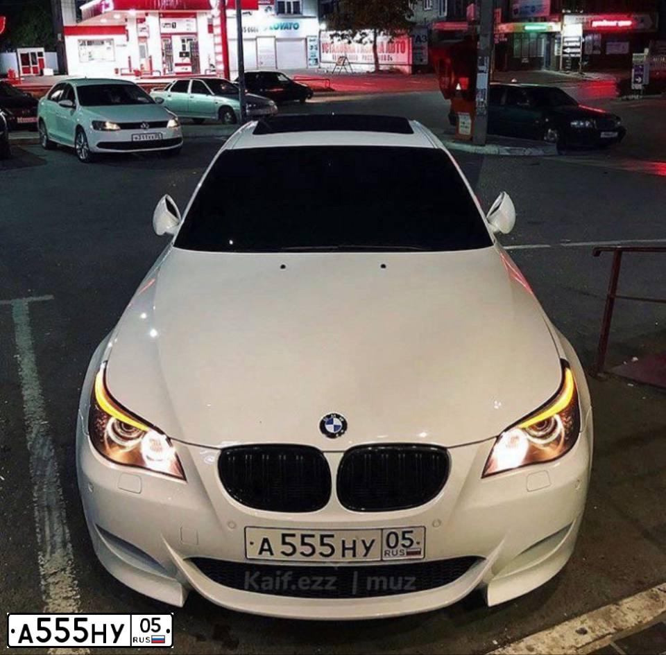 Фото автомобиля BMW M5, 2013 — госномер А555НУ05. Цвет: Белый