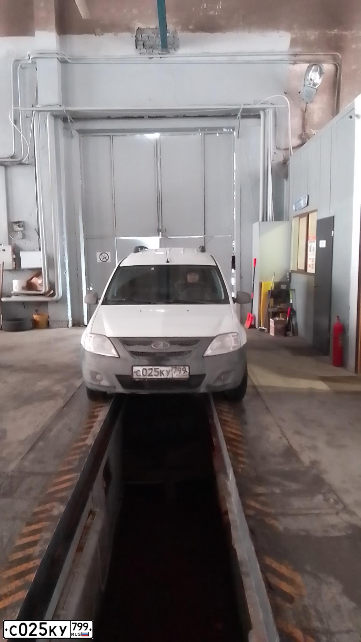 Фото автомобиля LADA LARGUS, 2018 — госномер С025КУ799. Цвет: Белый