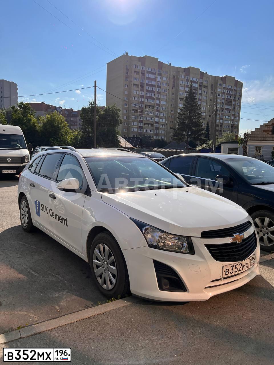 Фото автомобиля CHEVROLET CRUZE, 2015 — госномер В352МХ196. Цвет: Белый