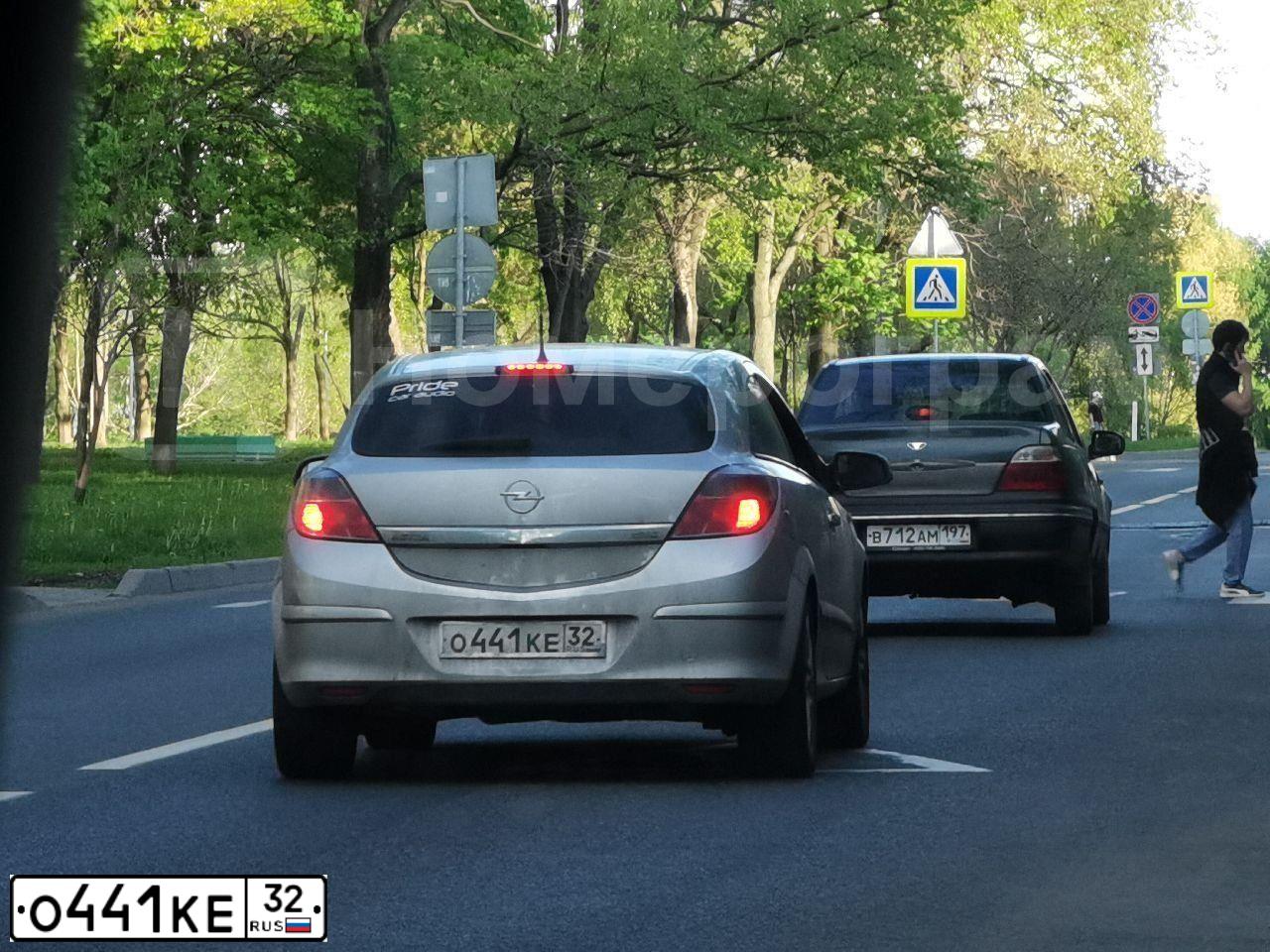 Фото автомобиля OPEL ASTRA, 2008 — госномер С835УЕ799. Цвет: Серебристый