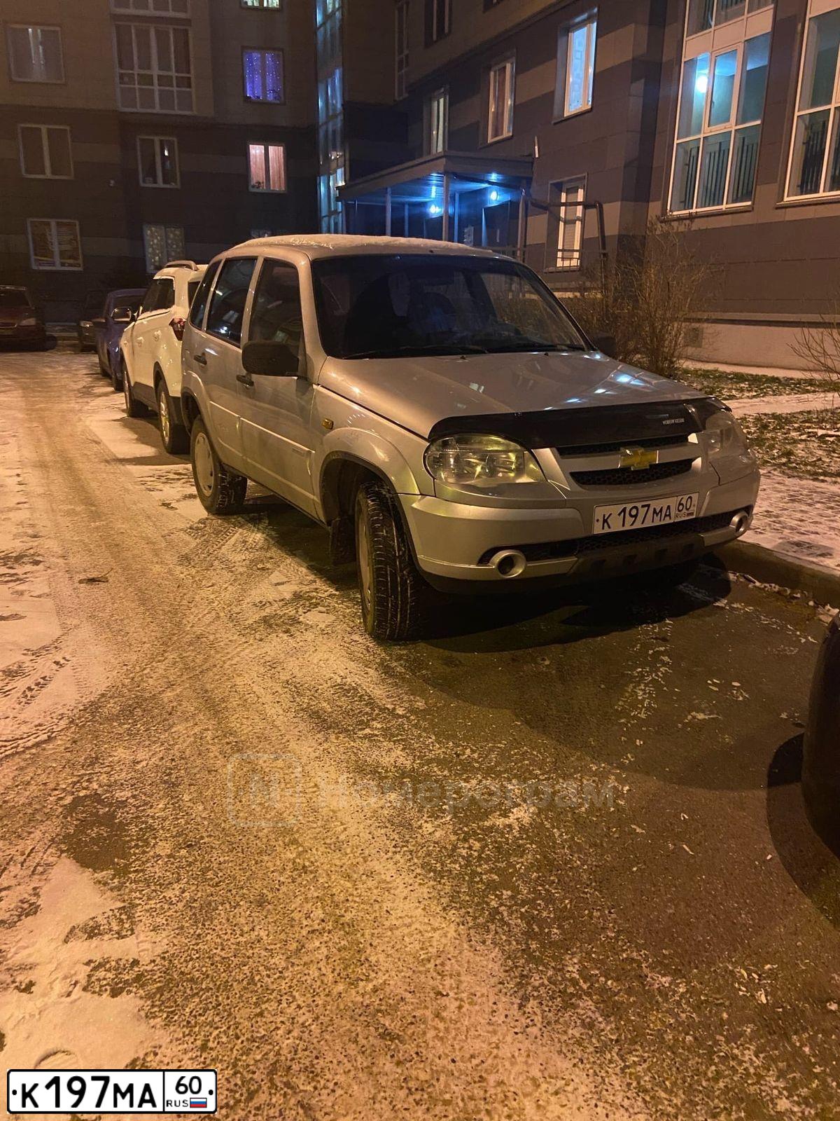 Фото автомобиля CHEVROLET NIVA, 2009 — госномер К197МА60. Цвет: Светло-Серебристый металлик