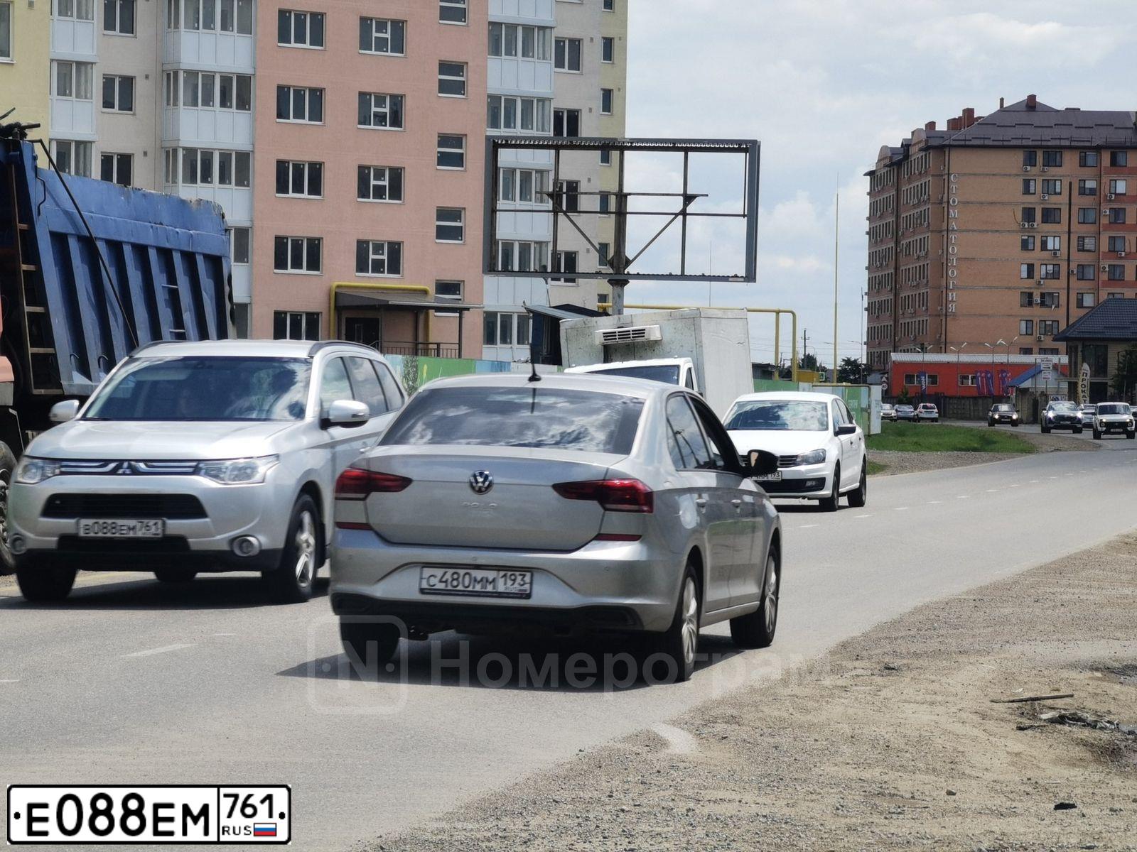 Фото автомобиля NISSAN X-TRAIL, 2015 — госномер Е088ЕМ761. Цвет: ЧЕРНЫЙ