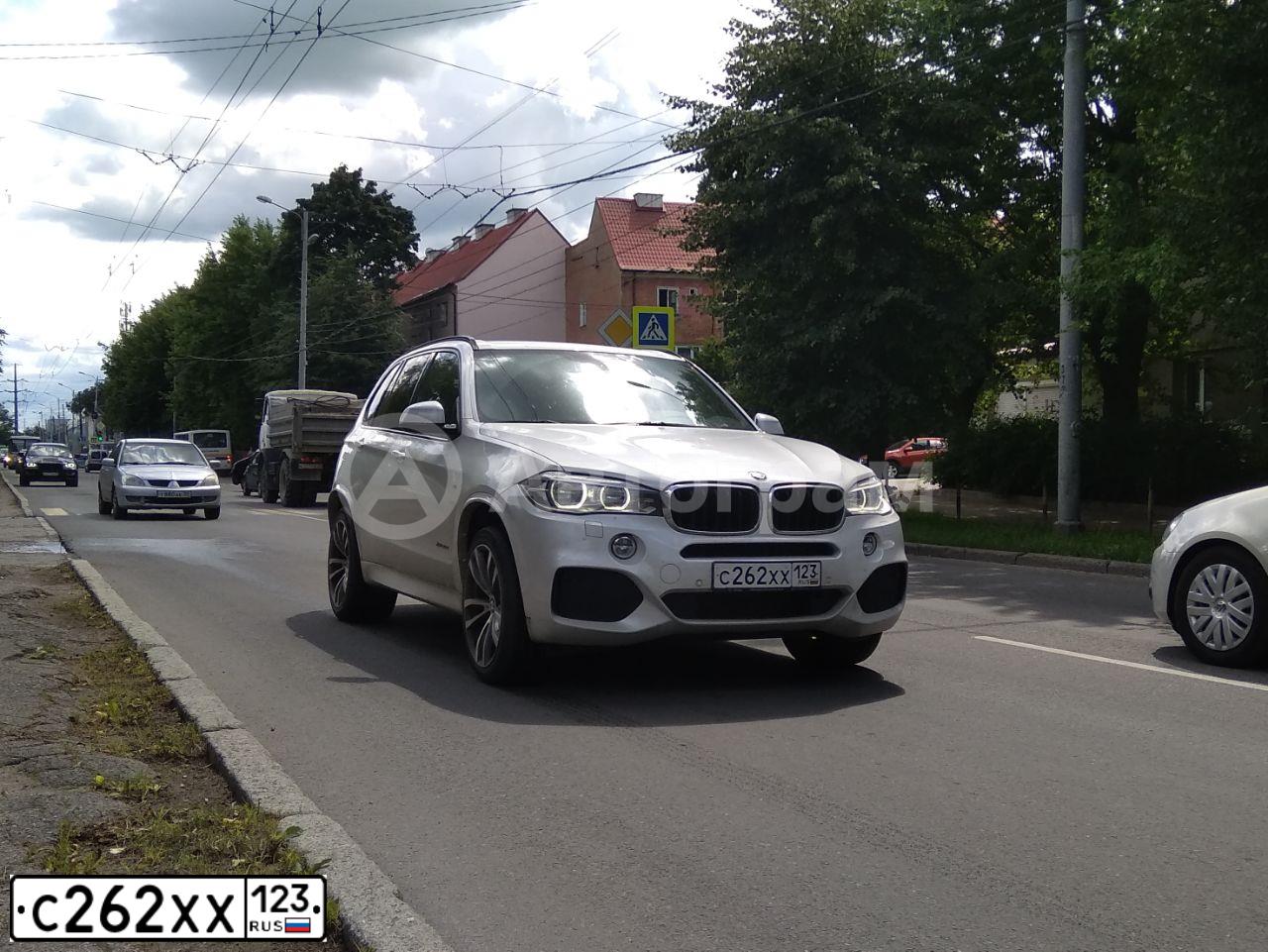 Фото автомобиля BMW X5, 2013 — госномер С262ХХ123. Цвет: Белый