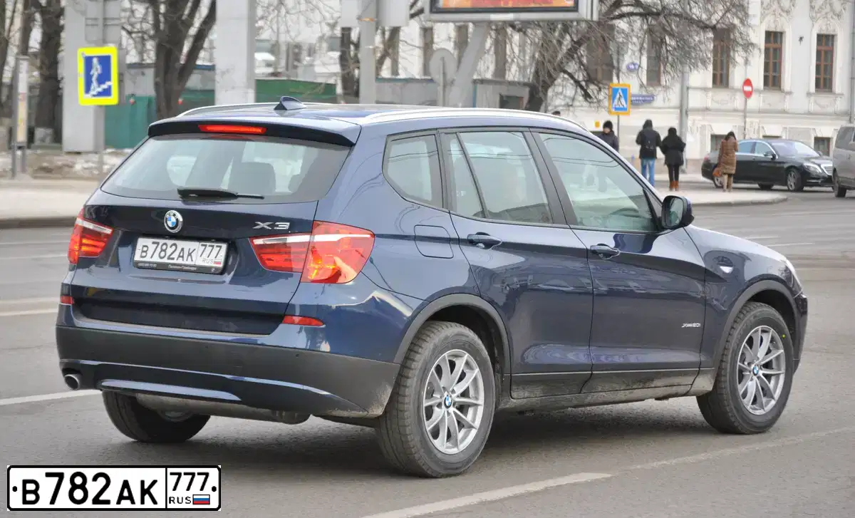 Фото автомобиля BMW X3, 2013 — госномер В544РР799. Цвет: синий