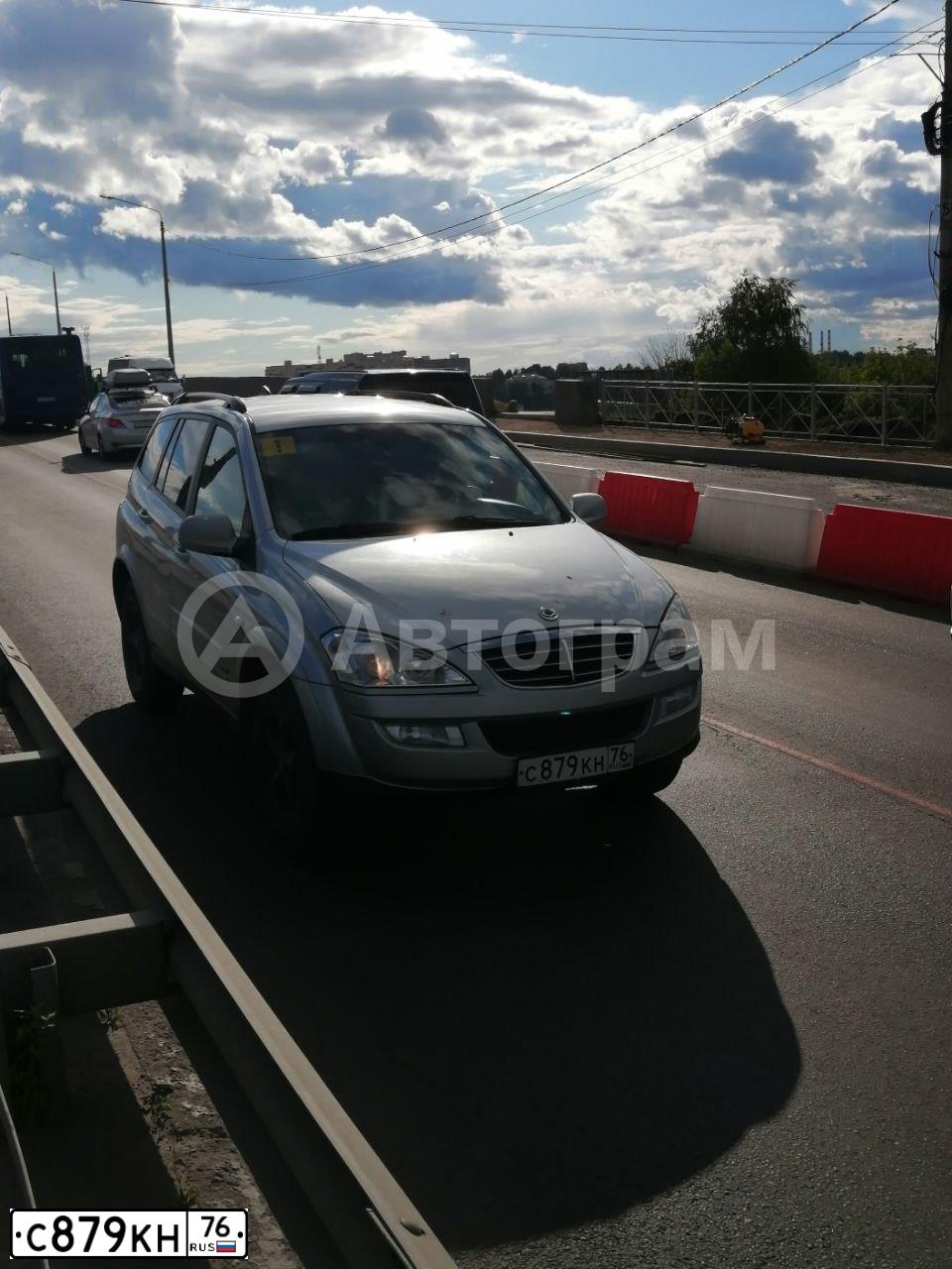 Фото автомобиля SSANGYONG KYRON, 2012 — госномер С879КН76. Цвет: СЕРЕБРИСТЫЙ