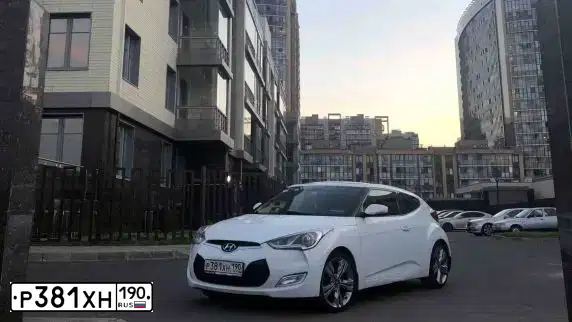 Фото автомобиля HYUNDAI VELOSTER, 2012 — госномер Т333ВР198. Цвет: Белый