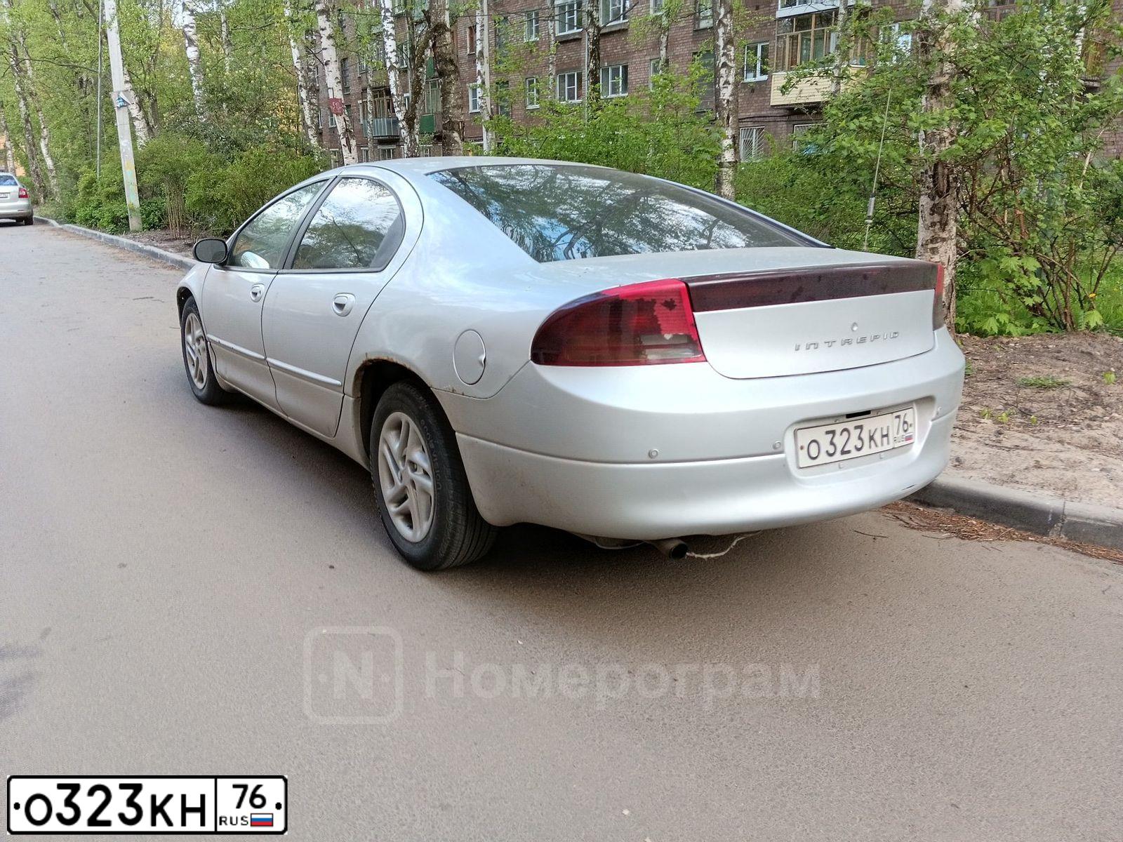 Фото автомобиля DODGE INTREPID, 2000 — госномер О323КН76. Цвет: СЕРЫЙ